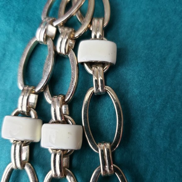 2/20$ Coldwater creek gold tone rhinestones and white 3 strands - Picture 5 of 7